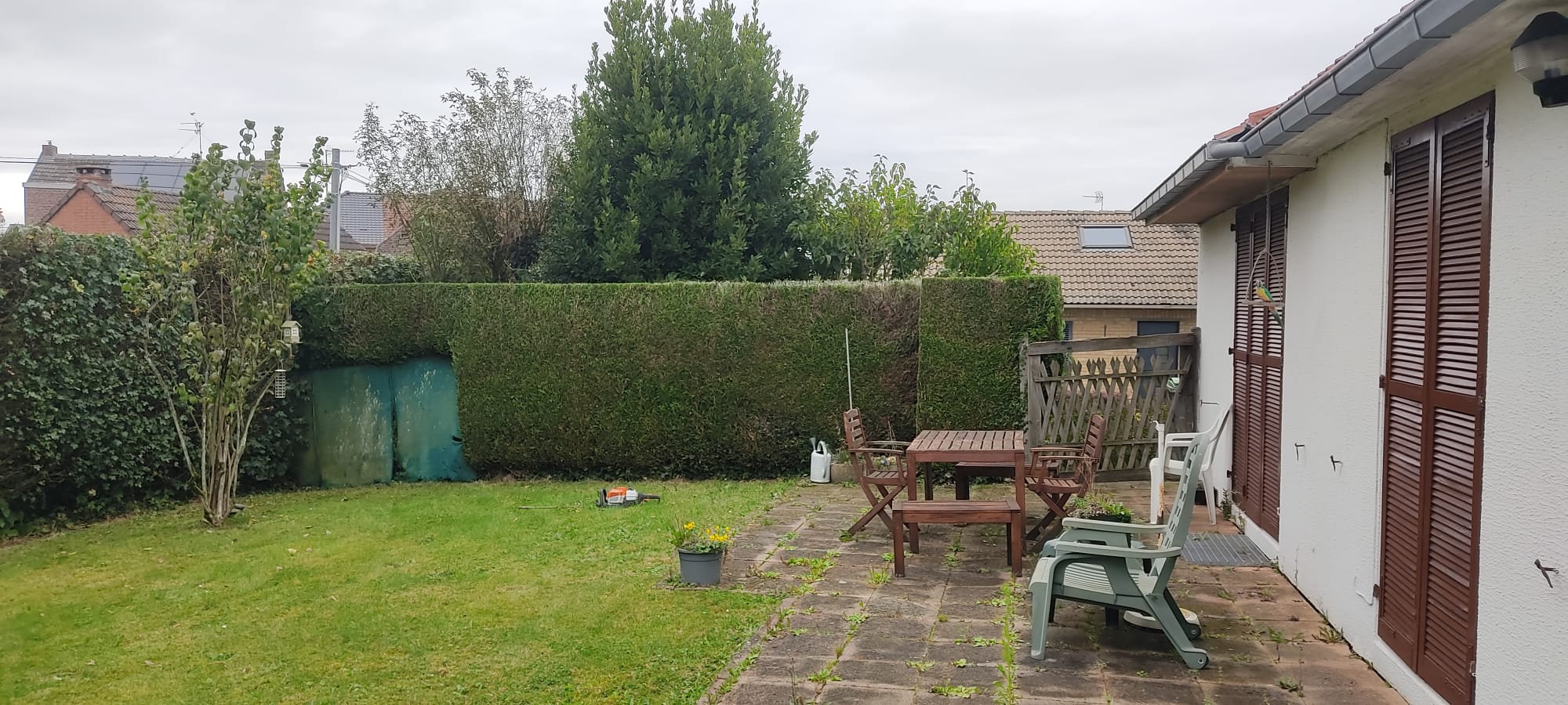 Contrat d entretien d espaces verts : jardin avec pelouse tondue, haies taillées et terrasse